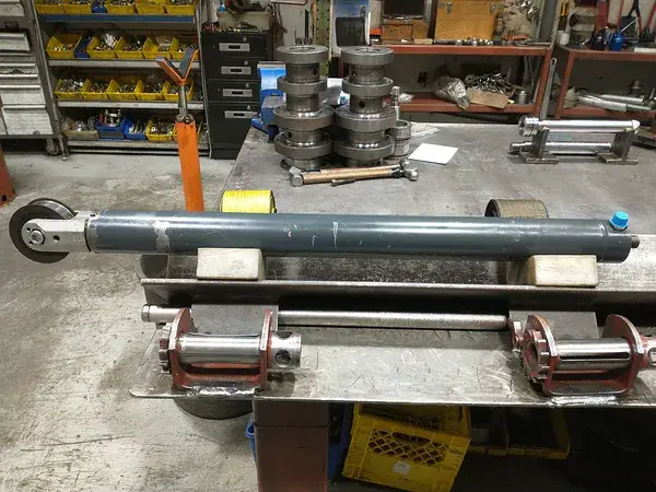 Hydraulic cylinder on the bench with tooling